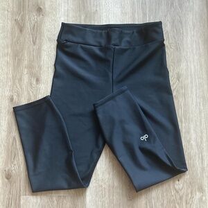 ALO Airlift conceal-zip capri leggings